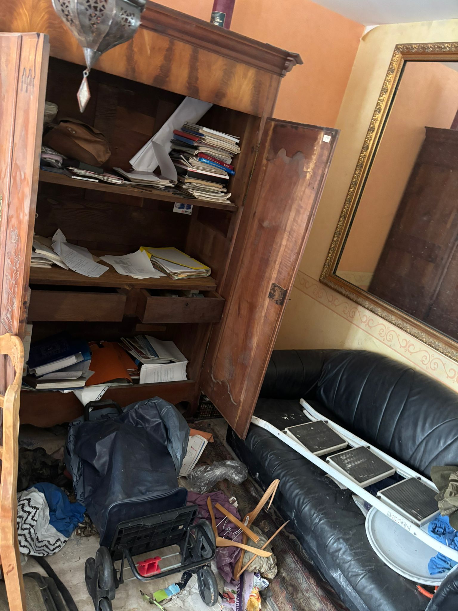 Les dangers des logements insalubres et comment les nettoyer en toute sécurité IMG 20250901 WA0065